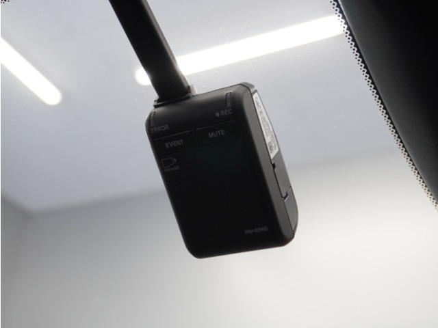 ◆ドライブレコーダー◆映像・音声などを記録する自動車用の装置です。　もしもの事故の際の記録はもちろん、旅行の際の思い出としてドライブの映像を楽しむことができます。