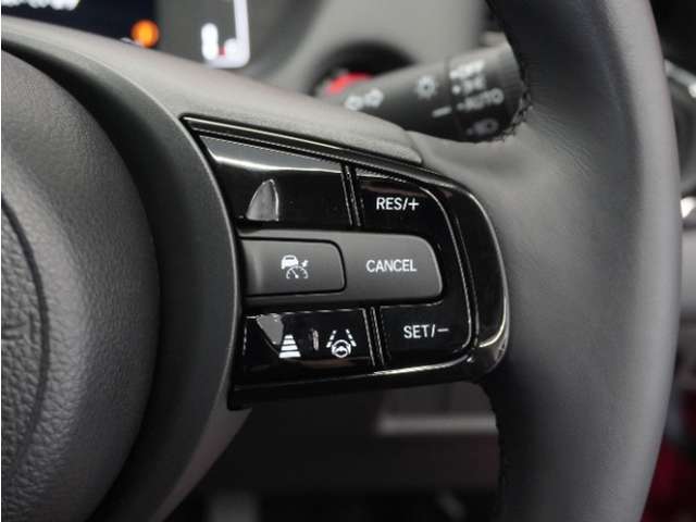 【アダプティブクルーズコントロール】予め設定した車速内でクルマが自動的に加減速。前走車との適切な車間距離を維持しながら追従走行します。【LKAS】車線維持支援システムでステアリング操作を支援。