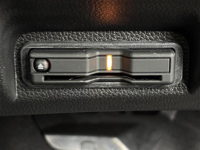 【ETC】有料道路を利用する際に料金所で停止することなく通過できる、ETC車載器（ノンストップ自動料金収受システム機器）が装備されています。セットアップを行うことで利用可能になります。