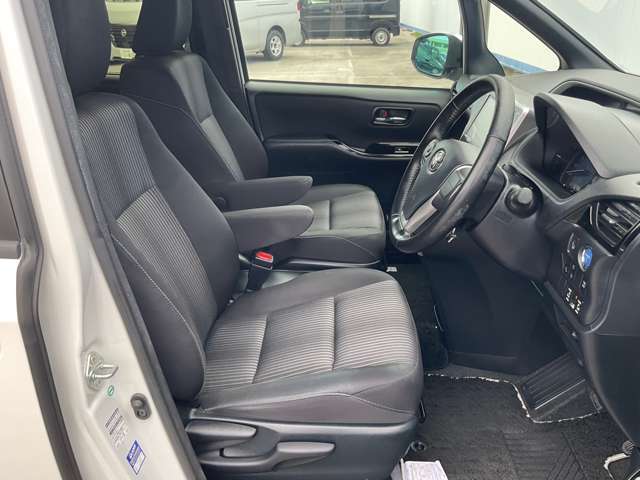 【運転席】実際に座ってご確認ください♪乗り心地も視界も良好です☆