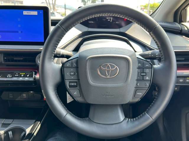 ノーマルなハンドルとなっております！握りやすく長距離運転も快適ですよ～
