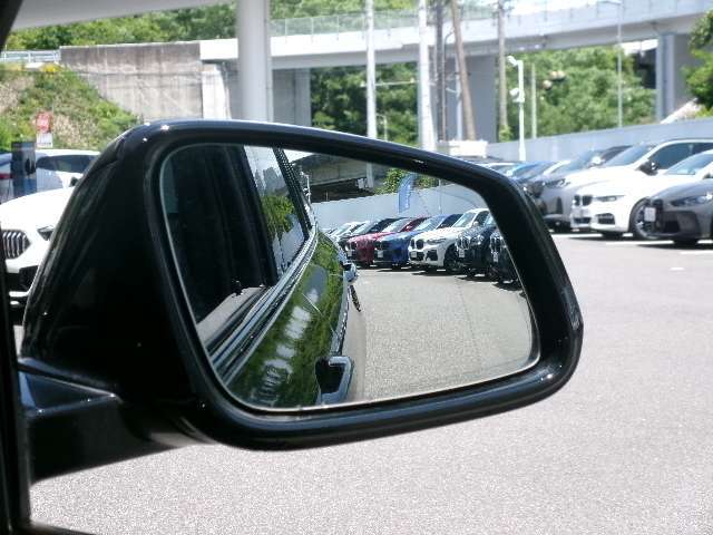運転席ミラーとルームミラーは自動防眩が付いてます。