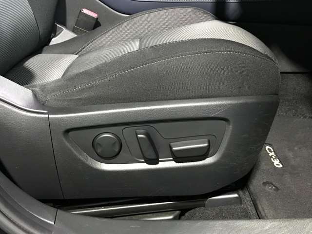 運転席は座面の上下調整ができ適切なドライビングポジションで運転できますよ♪