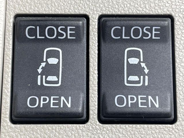 【両側パワースライドドア】スマートキーや運転席のスイッチで後席両側スライドドアの開閉が可能♪電動だから力を入れてドアを開ける必要が無く、小さなお子様でも簡単に開け閉めでき快適です♪
