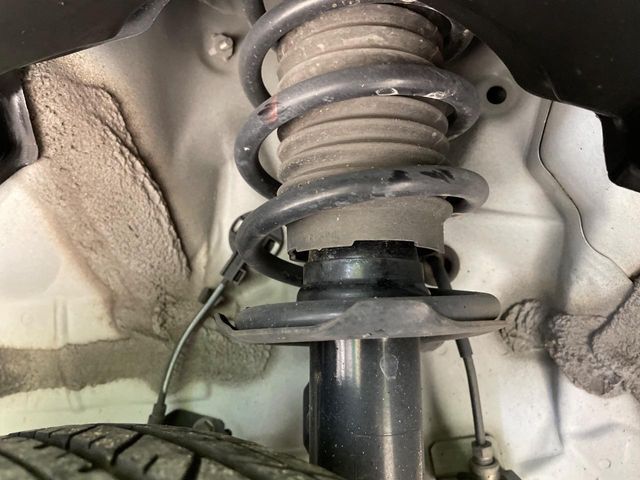 お車を安心してお乗りいただく為には、足回りの定期点検が欠かせません。サービスサポート（有償保証）では無料点検もご提供しており、安心のカーライフをお過ごしいただけるサポート体制が整っています。