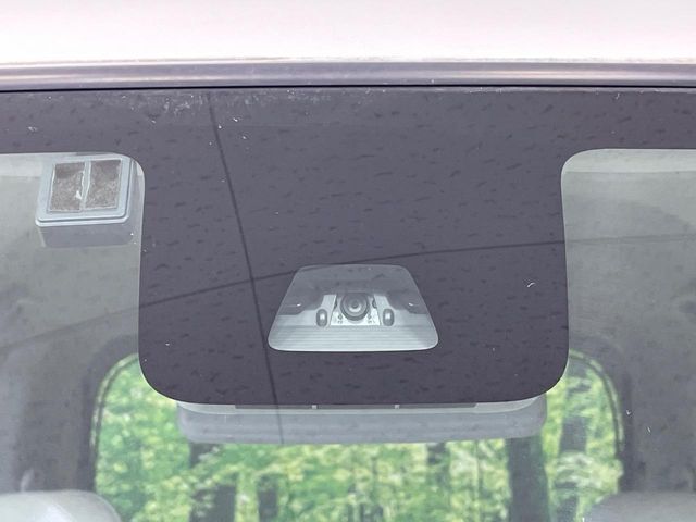 【スマートアシスト】走行中に前方の車両等を認識し、衝突しそうな時は警報とブレーキで衝突回避と被害軽減をアシスト。より安全にドライブをお楽しみいただけます。