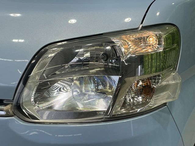 【LEDヘッドライト】悪天候や夜間走行時も良好な視界を確保し安心して運転できる高輝度LEDヘッドライトを装備！点灯速度が早く、消費電力も抑えられています。