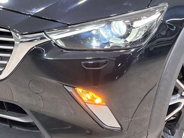 【LEDヘッドライト】悪天候や夜間走行時も良好な視界を確保し安心して運転できる高輝度LEDヘッドライトを装備！点灯速度が早く、消費電力も抑えられています。