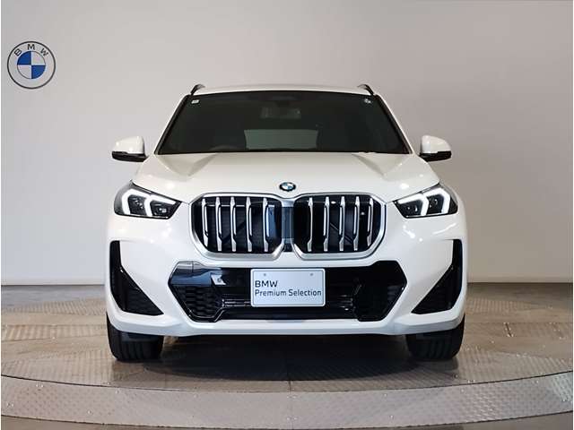 ☆BMWの代名詞とも言える【キドニーグリル】一目見ただけでBMW車であると認識できる確固たるアイコンとして存在感を放ちます☆