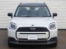 ご納車前には、MINIを熟知したメカニックによる100項目の点検・整備を行います。不具合箇所、交換時期に達している部品に関しましては、全て当社負担で交換してからのご納車となります。