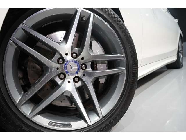■AMG19インチホイールを装着しております！■オシャレは足元からということでホイール交換やキャリパー塗装、低ダストブレーキパッド等のカスタムもお気軽にご相談下さい。