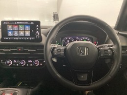 Honda CONNECTディスプレイ搭載なので、遠方へのドライブもお任せ下さい！ステアリング左手側にオーディオ関連のコントロールスイッチを配置しています。