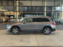 納車前整備はメーカー規定に基づき併設工場で入念に行います。メルセデス・ベンツ指定のツールと技術を用い、メーカーの研修を受けたメカニックがお客様のお車を整備いたします。神奈川運輸支局指定整備工場です。