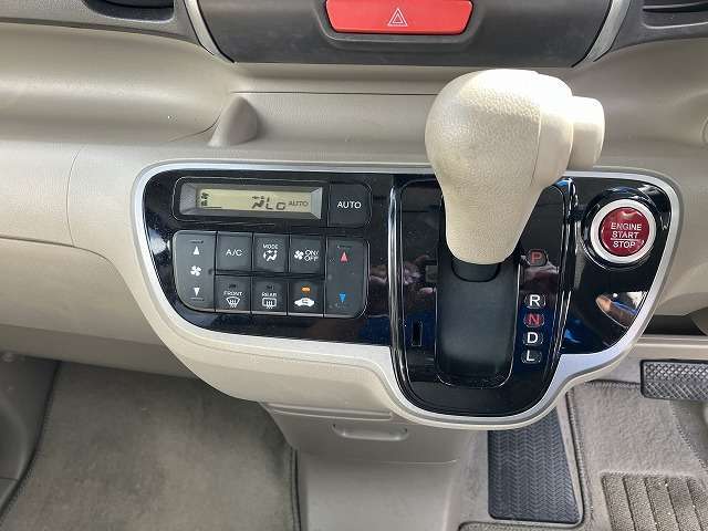 お車の状態は内外装共にとても綺麗な状態を保っておりますので私共でも自信を持ってお薦め出来る1台です！！同年式のお車と比べますと、大事にお乗りだった事を実感して頂けるはずです♪