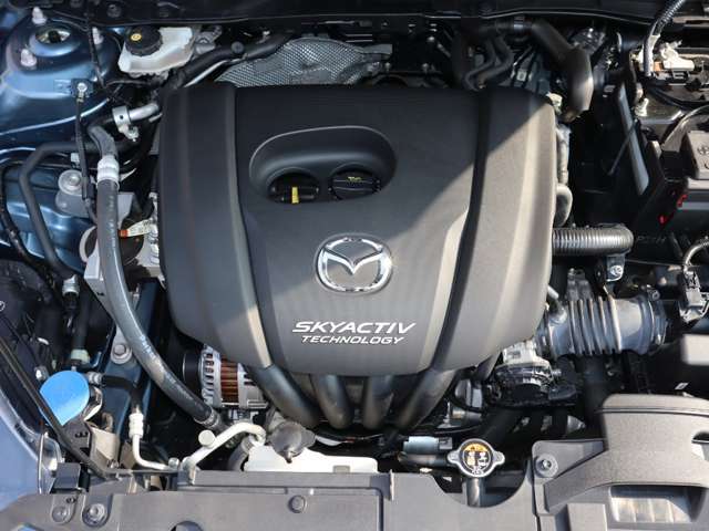 「SKYACTIV-G（ガソリン）」は、規格外の高圧縮を実現し、世界のエンジン技術者に驚きを与えました。さらに、それを維持したままノッキングの発生を抑え、熱効率を向上、走りにも寄与したエンジンです。