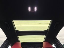 【サンルーフ】開放感たっぷりの希少装備、サンルーフが装着されています！車内に明かりを取り入れたり景色を楽しむ以外にも、車内の空気も簡単に換気できて快適です！