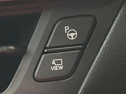 【リモート機能つきアドバンスドパーク】専用スマートフォンアプリの使用で、車外から遠隔駐車・出庫が可能な先進機能。広い場所で乗り降りしたい時に便利です♪