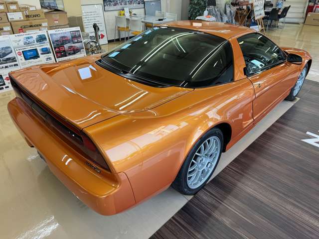 Type Sをベースとし、さらに強力なハードサスペンションを採用。遮音材などを除き、エアコンやオーディオなどの装備をワイヤーハーネスを含めて非装着。NSXクーペ対比で約96kg軽量化されております。