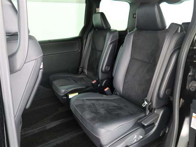 ゆとりある広々とした車内空間は、ドライブを始め買い物やレジャーなど、幅広く活躍します。一人でもみんなとでもお出かけを楽しみましょう！