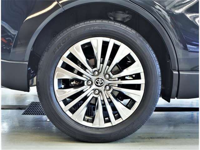 純正アルミホイール。デザインが素敵ですね。お車全体のイメージ変わりますね。ホイールの重量やタイヤの放熱性など性能面に大きく関わる部分ですよね。タイヤサイズは　225/55R19　です。