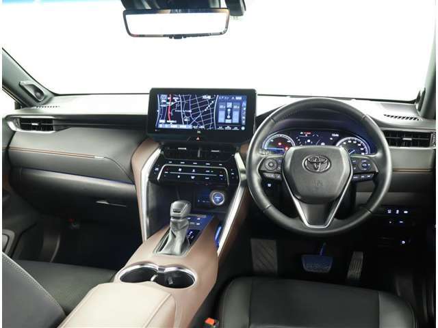 デザインもよく、居心地のよい運転席ですね。分かりやすいスイッチ類ですから操作もしやすく運転をサポートします。ぜひご来店いただき、実際にお座りいただいてステアリングを握ってみてください！