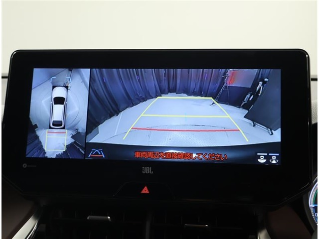 バックモニター付き。駐車の際のサポートとなり、必須アイテムのひとつですよね。それでも、バックする際は必ずご自身の目で確認をしてください。パノラミックビューで上から見下ろした視点でも確認できます！