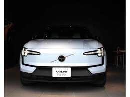 EVエクステリアならではのフロントシールドデザイン、ボルボアイデンティティを進化継承する印象的なトールハンマーライトが、自信に溢れたモダンなフェイスを表現。