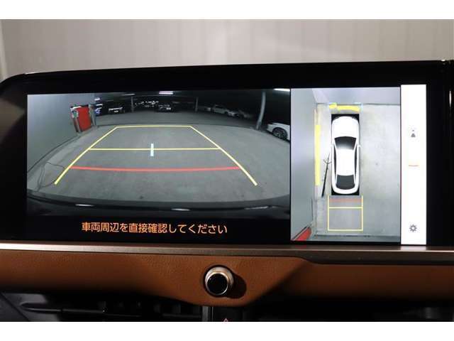 前後左右のカメラの映像を合成し、車を上から見たような視点のパノラミックビューモニター。後方の死角だけでなく左右や前方の障害物の発見もしやすくなります。