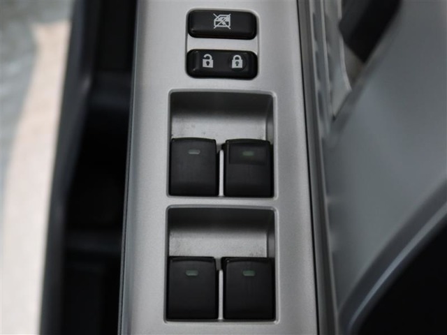 全席パワーウインドウ付きです。運転席から全席の操作ができて、開閉操作のロックもできます。