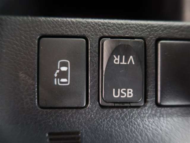 助手席側電動スライドドア付きです。