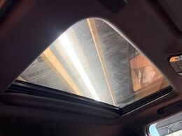 【サンルーフ】開放感たっぷりの希少装備、サンルーフが装着されています！車内に明かりを取り入れたり景色を楽しむ以外にも、車内の空気も簡単に換気できて快適です！