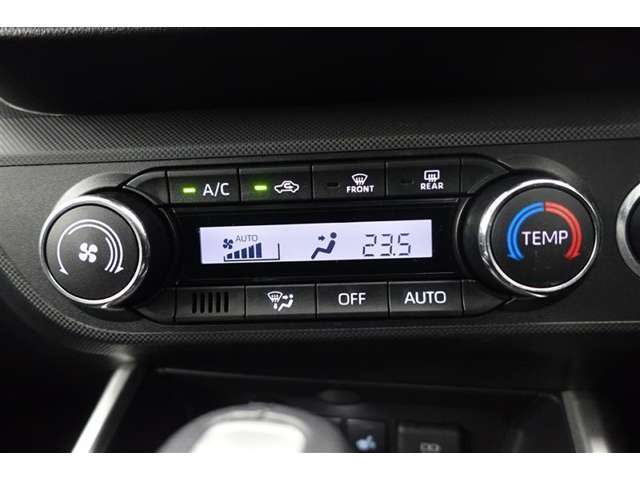 ★エアコンはオートタイプが装着済みです！オートモードにしておけば、車内温度を設定するだけで風の料や吹き出し口の切り替えを機械が行ってくれます！一年中快適な環境を作れますよ♪
