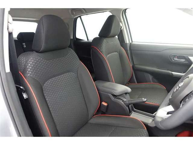 しっかりとしていて上質な座り心地のシートです。　座り心地も良くて長時間の運転も快適ですよ。　肌触りの良いシートが評判です。
