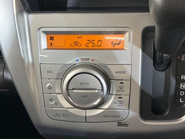 【オートエアコン】一度お好みの温度に設定すれば、車内の温度を検知し風量や温度を自動で調整。暑い…寒い…と何度もスイッチ操作をする必要はありません。快適な車内空間には必須の機能ですね♪