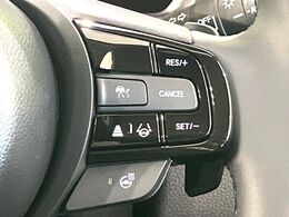 【アダプティブクルーズコントロール】高速道路での長距離走行が楽に！！自動で速度を保つクルーズコントロールが、衝突軽減システムと連携し、前方の車両を感知して車間を保つように速度調節してくれます！！