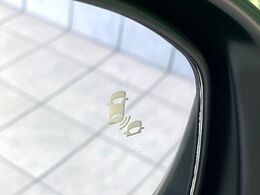 【ブラインドスポットインフォメーション】走行中、ドアミラーの死角になりやすい箇所に後続車が接近するとサイドミラー付近に警告を表示、ドライバーに注意喚起をしてくれます。