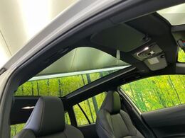 【ガラスルーフ】ガラスルーフ搭載で車内の解放感が一気にアップ！開放的なドライブをお楽しみいただけます。