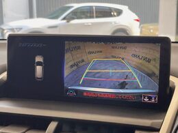 【バックカメラ】駐車時に後方がリアルタイム映像で確認できます。大型商業施設や立体駐車場での駐車時や、夜間のバック時に大活躍！運転スキルに関わらず、今や必須となった装備のひとつです！
