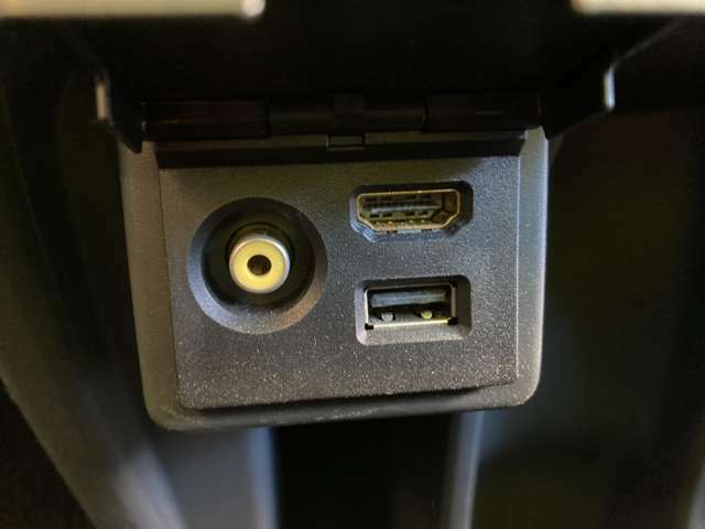 ナビゲーションと接続できるソケット類。RCA端子、HDMI端子、USB端子を装備しています。