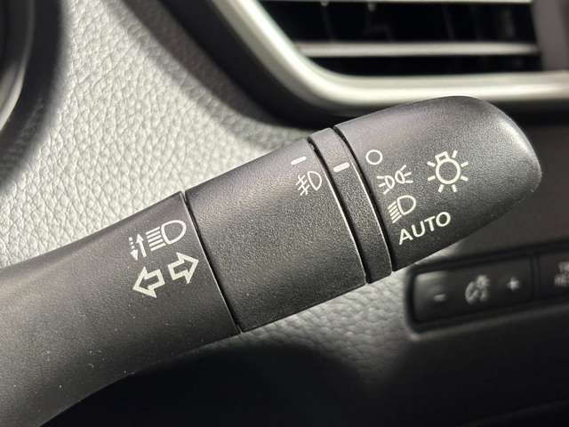 【オートライトシステム】 車外の環境に合わせてライトを点灯します☆トンネル入り口では瞬時に点灯するなど、点灯、消灯を車外の明るさに応じて行います！！！