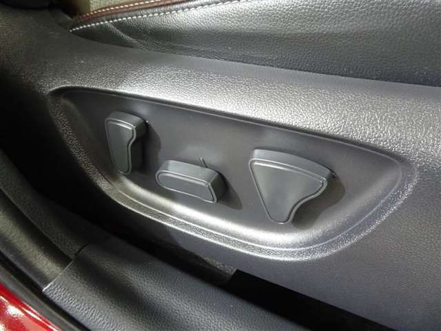 パワーシート搭載。微妙な調整が手軽にでき、快適なシートポジションで運転することが可能です。