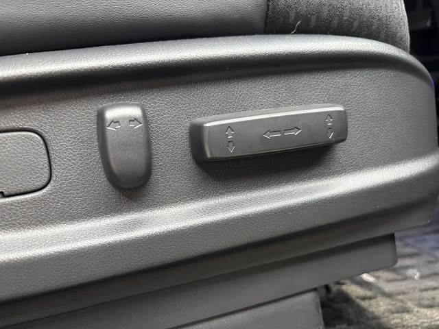 スイッチを操作することで電気モーターが前後スライドや座面の高さ、背もたれの傾きを調整してくれます。