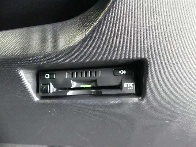 ETC車載機です。高速・有料道路の料金をキャッシュレスでスムーズに通過できます。