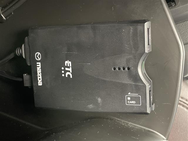 【ETC】有料道路を利用する際に料金所で停止することなく通過できる、ETC車載器（ノンストップ自動料金収受システム機器）が装備されています。セットアップを行うことで利用可能になります。