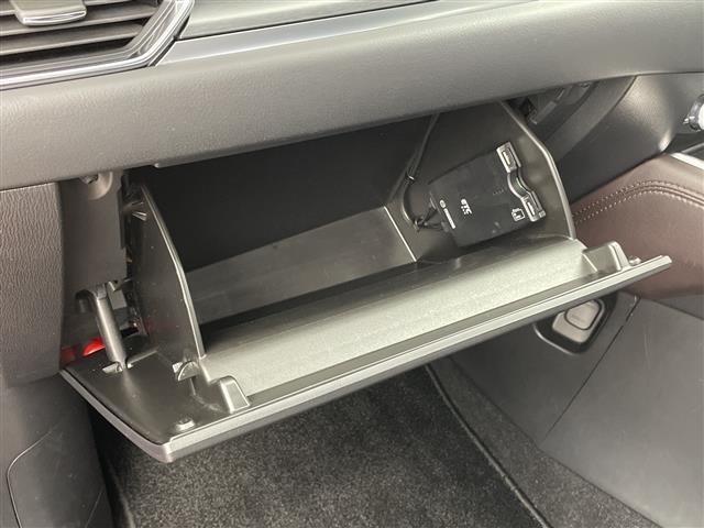 【グローブボックス】車検証ケースや、日頃使う小物類の収納に便利ですね！
