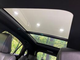 【サンルーフ】開放感たっぷりの希少装備、サンルーフが装着されています！車内に明かりを取り入れたり景色を楽しむ以外にも、車内の空気も簡単に換気できて快適です！