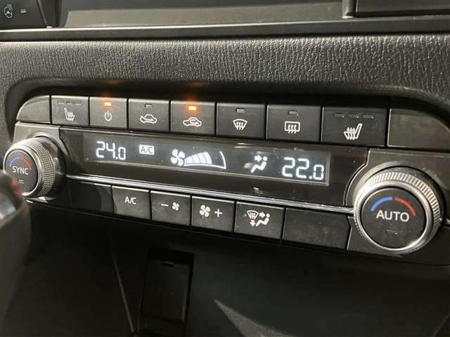 【オートエアコン】「AUTO」スイッチで車内の温度を一定に保ってくれるオートエアコン。快適装備の代名詞。もちろんマニュアル操作も可能ですよ。
