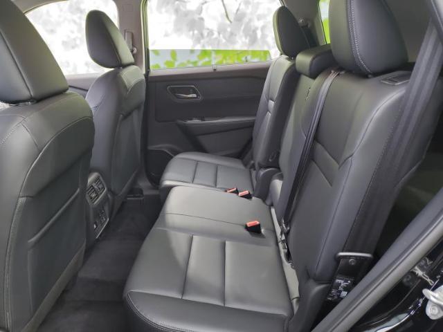 WECARSでは各商談席に大型モニターをご用意しております！見やすい大画面でゆったりと全国の在庫をご覧いただけます！是非ご来店お待ちしております！