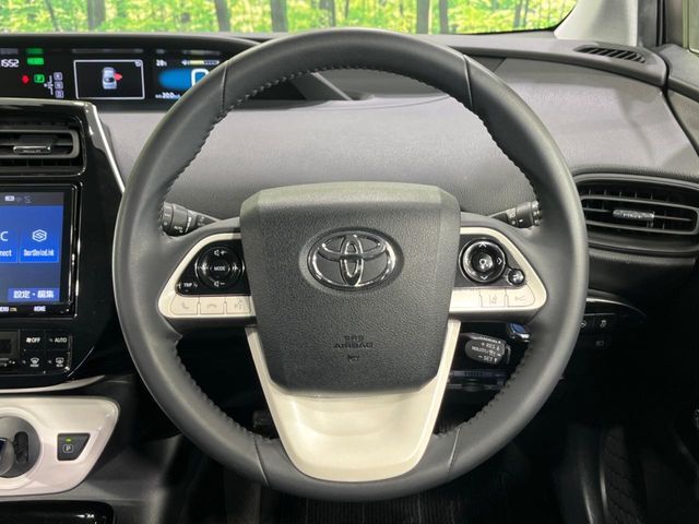 【純正革巻きステアリング】上質な革を使用することで、手にしっかり馴染みとても運転しやすいハンドルです♪
