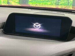 【8.8インチマツダコネクト】車内の雰囲気にマッチした大型のディスプレイ。スマホ接続でのナビ使用やBluetooth再生等、様々な機能が楽しめます。直感的なダイヤル操作が可能で、使い勝手も良好です。